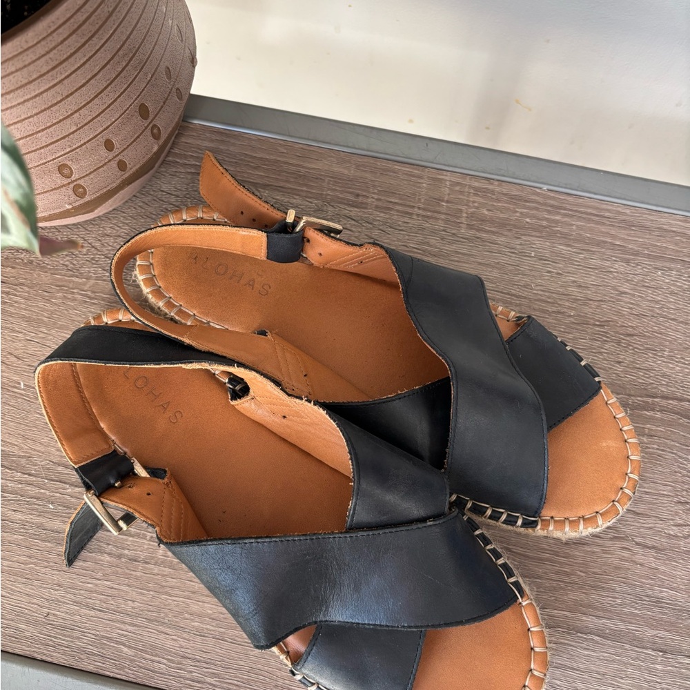 ALOHAS Black and Tan Leather Sandals
